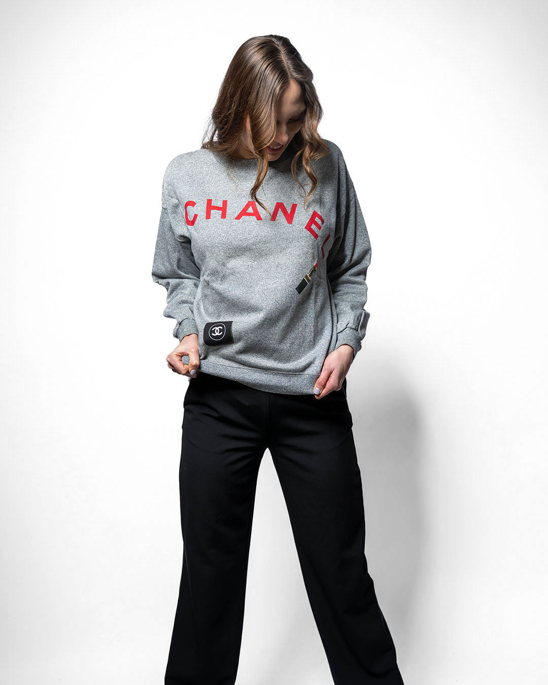 Chanel Pullover mit rotem Schriftzug · Grau meliert