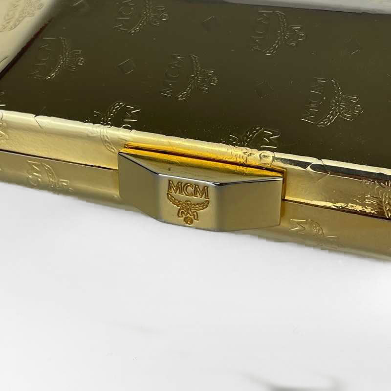 MCM Clutch aus Metall in Gold