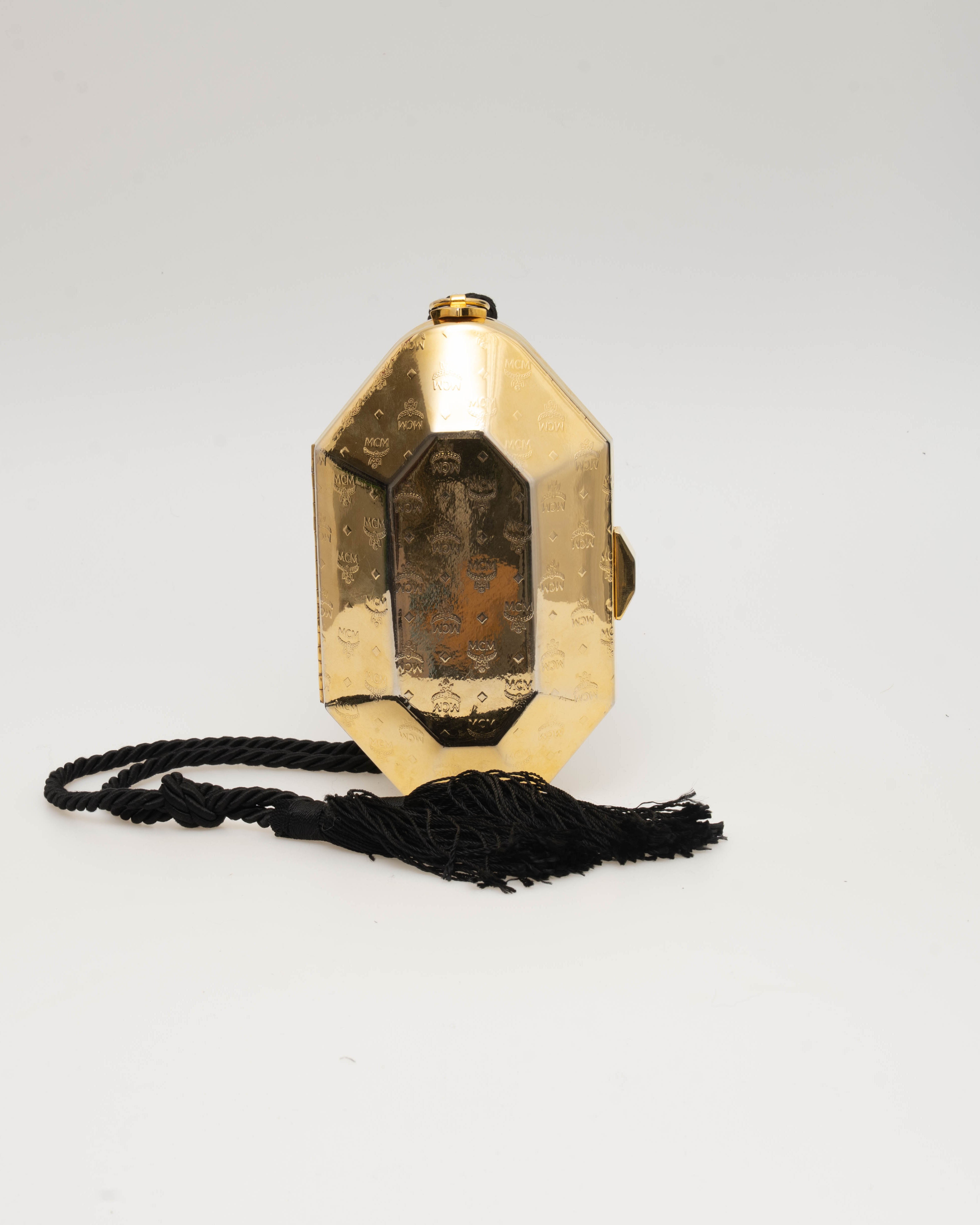 MCM Clutch aus Metall in Gold